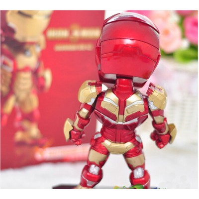 Екшън фигурка на Iron Man със светлинни ефекти